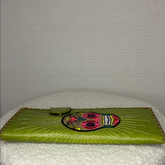 Embroidered Green Skull Wallet - Picture 4 of 4